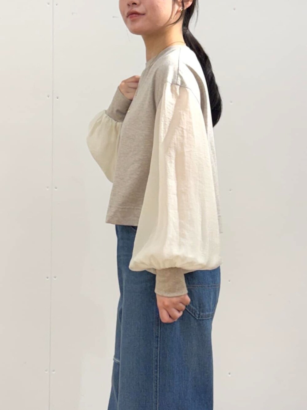 ブルー系のその他パンツ、ベージュ系のTシャツ/カットソーを着用したレディースの夏コーディネートの5枚目の写真