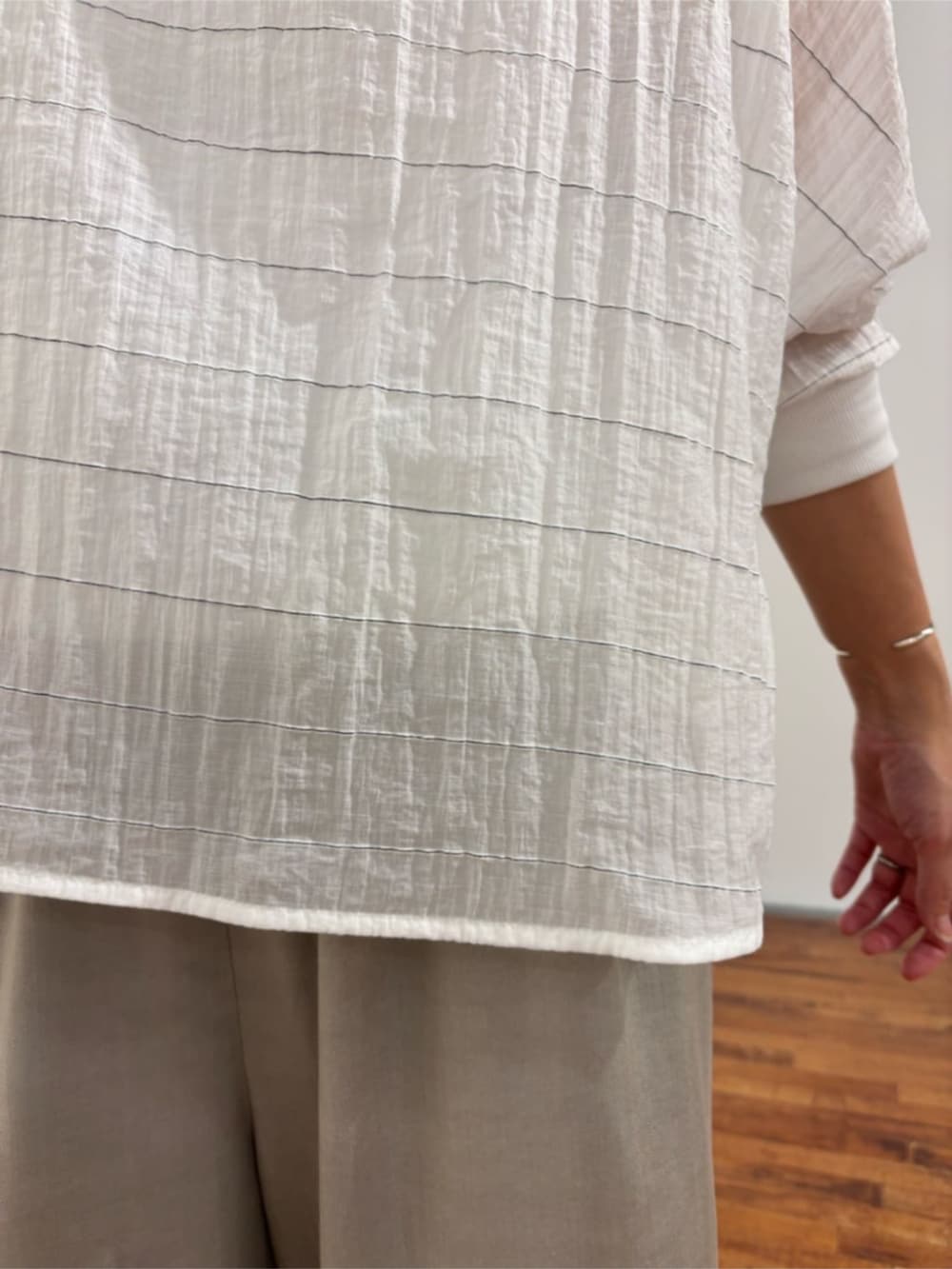 グレー系のその他パンツ、ホワイト系のシャツ/ブラウスを着用したレディースの春コーディネートの9枚目の写真