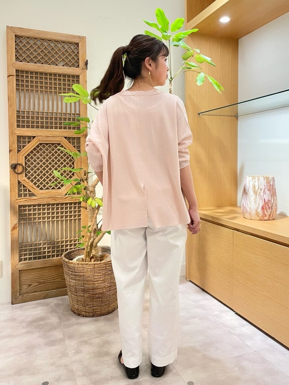 ピンク系のカーディガン/ボレロ、ホワイト系のその他パンツ、ブラック系のサンダルを着用したレディースの夏コーディネートの4枚目の写真