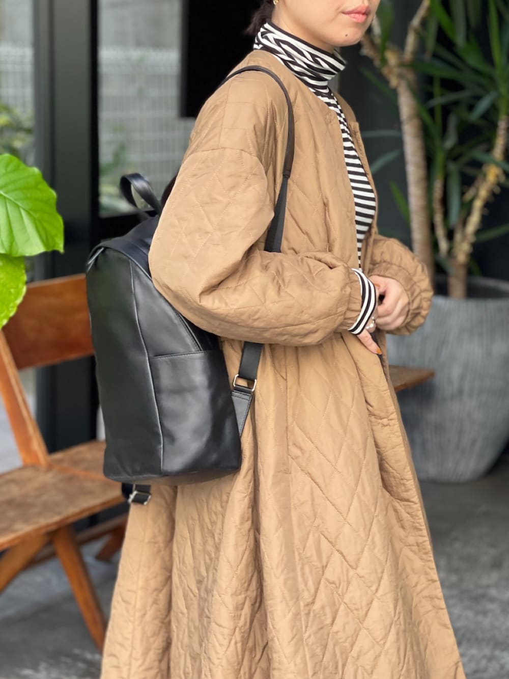 イエロー系のその他アウター、ブラック系のTシャツ/カットソー、ブラック系のスカートを着用したレディースの秋コーディネートの3枚目の写真