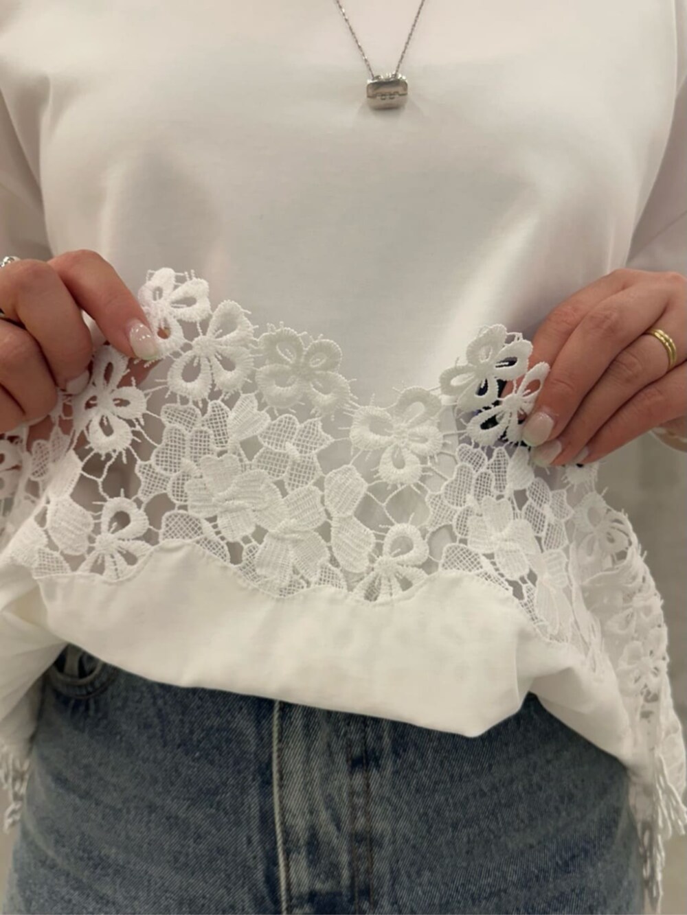 ブルー系のその他パンツ、ホワイト系のTシャツ/カットソー、ブラウン系のトートバッグを着用したレディースの夏コーディネートの5枚目の写真