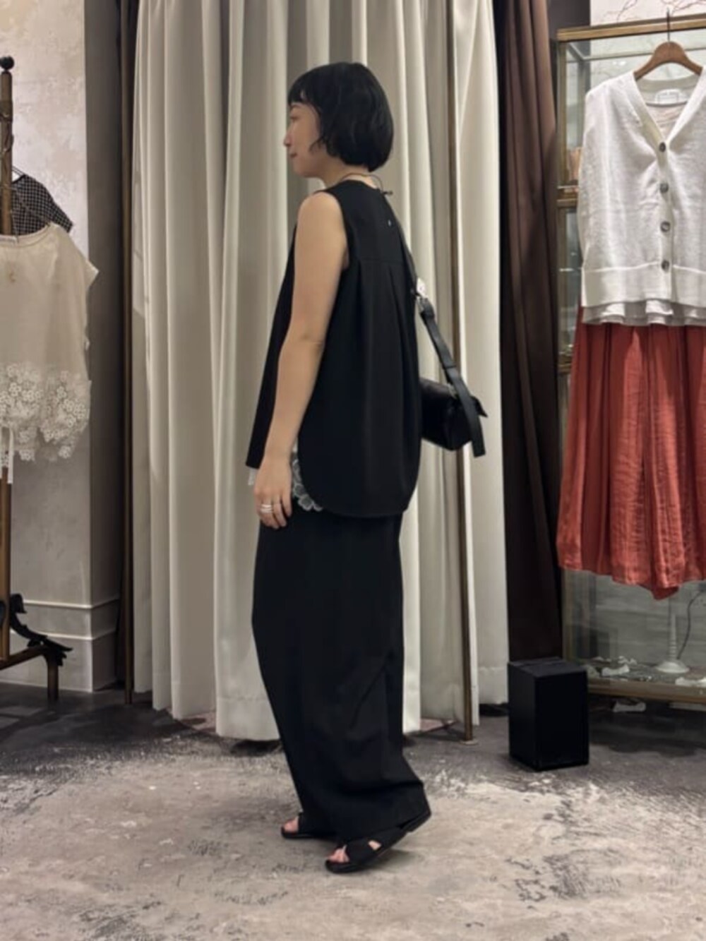 ホワイト系のキャミソール、ブラック系のその他パンツ、ブラック系のキャミソールを着用したレディースの夏コーディネートの2枚目の写真