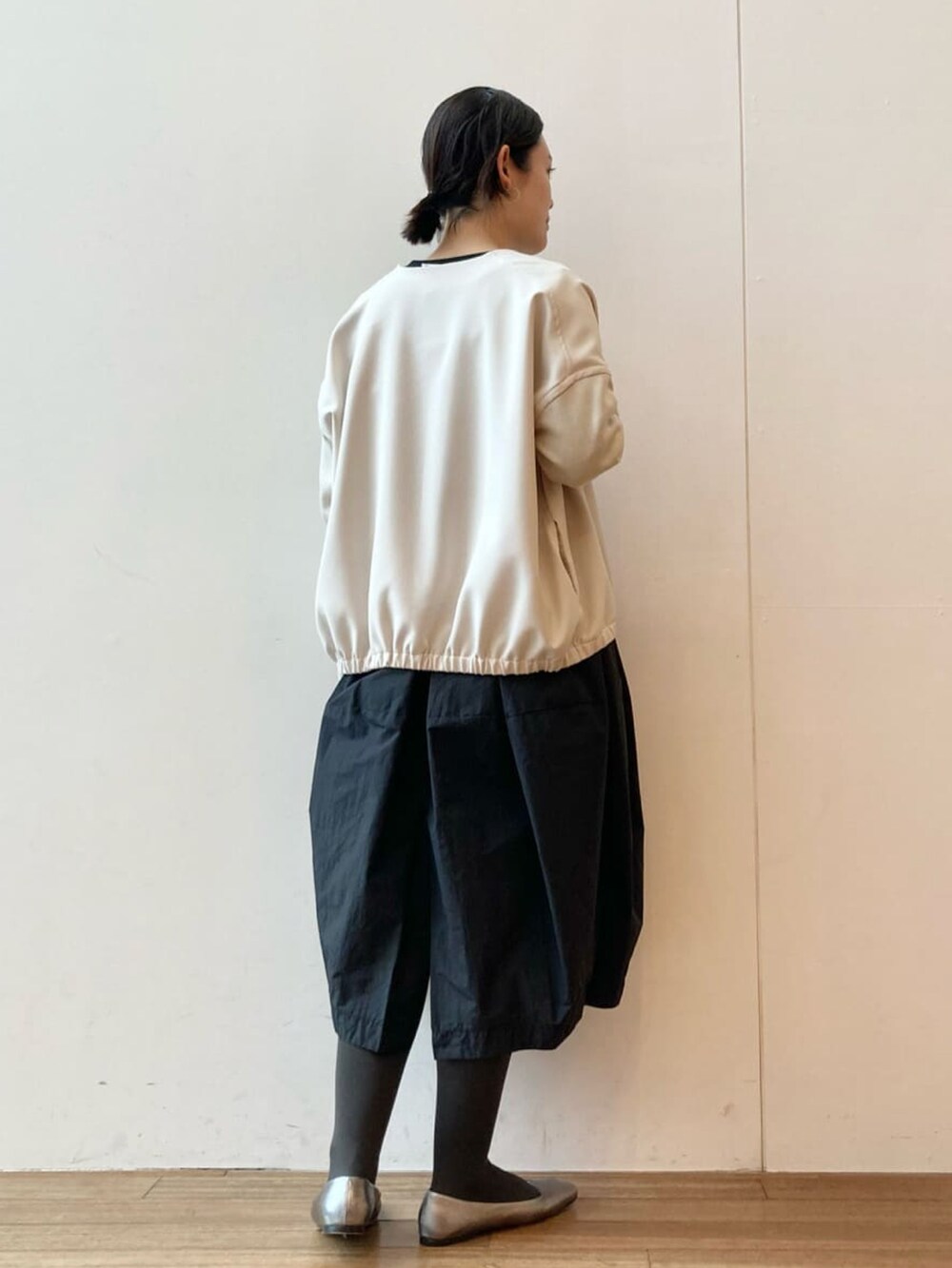 ブラック系のワンピース、ホワイト系のノーカラージャケット、シルバー系のその他シューズを着用したレディースの春コーディネートの2枚目の写真