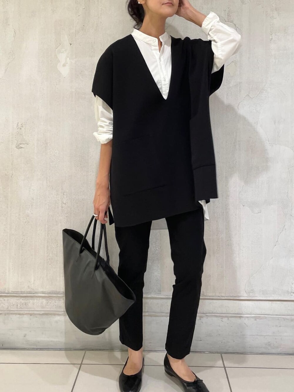 ホワイト系のシャツ/ブラウス、ブラック系のニット/セーター、ブラック系のその他パンツを着用したレディースの秋コーディネートの4枚目の写真