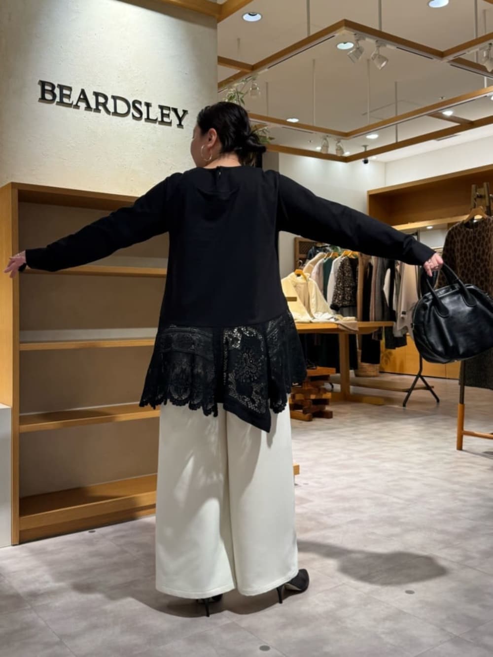 ホワイト系のその他パンツ、ブラック系のTシャツ/カットソーを着用したレディースの冬コーディネートの6枚目の写真