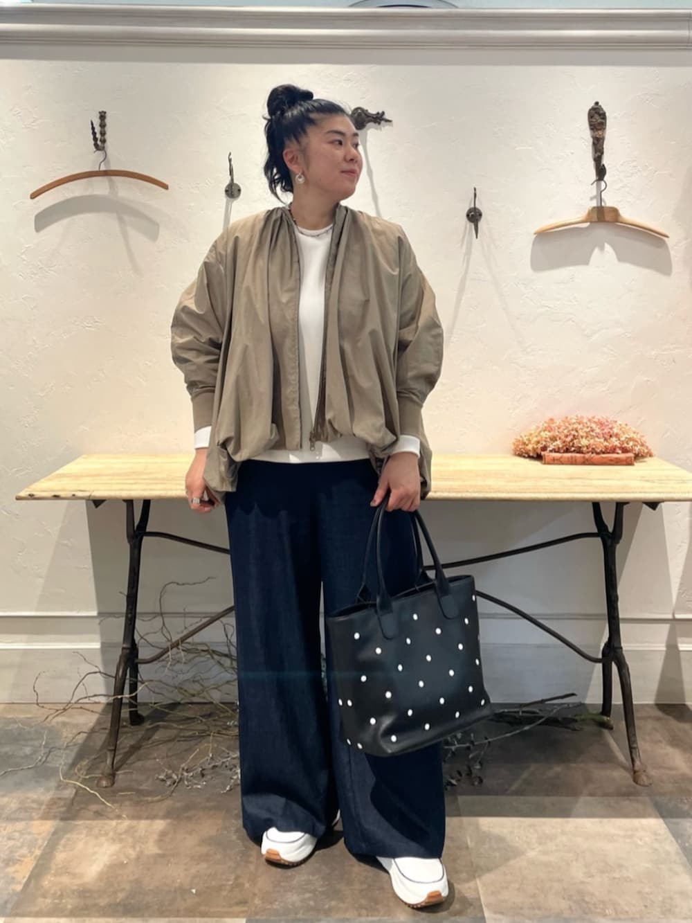 ブルー系のその他パンツ、ホワイト系のTシャツ/カットソー、ブラック系のトートバッグを着用したレディースの春コーディネートの2枚目の写真