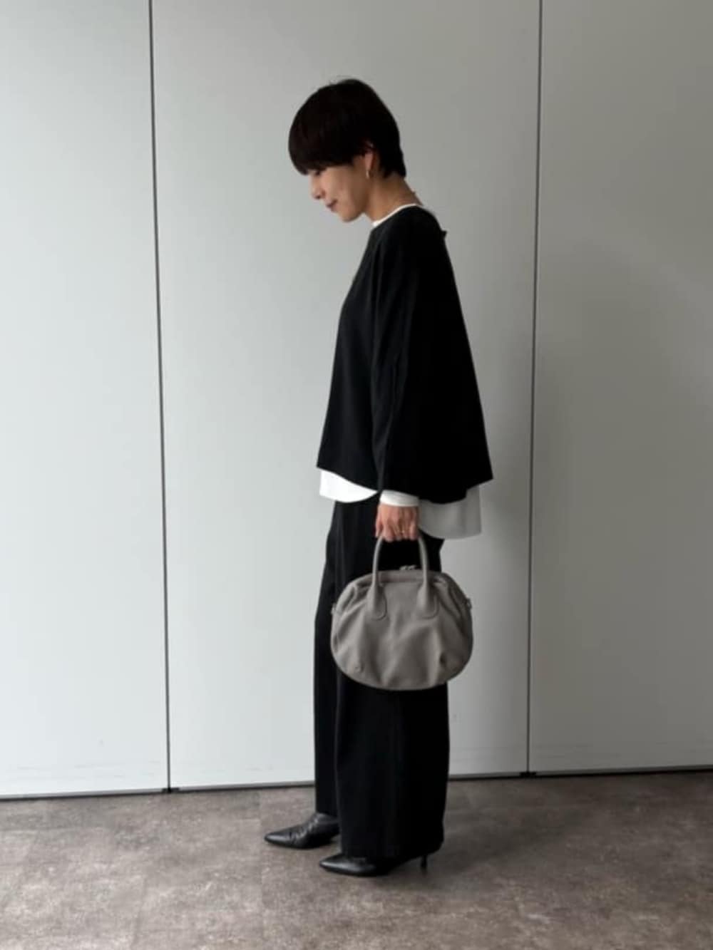 ブラック系のその他パンツ、ブラック系のシャツ/ブラウスを着用したレディースの夏コーディネートの2枚目の写真