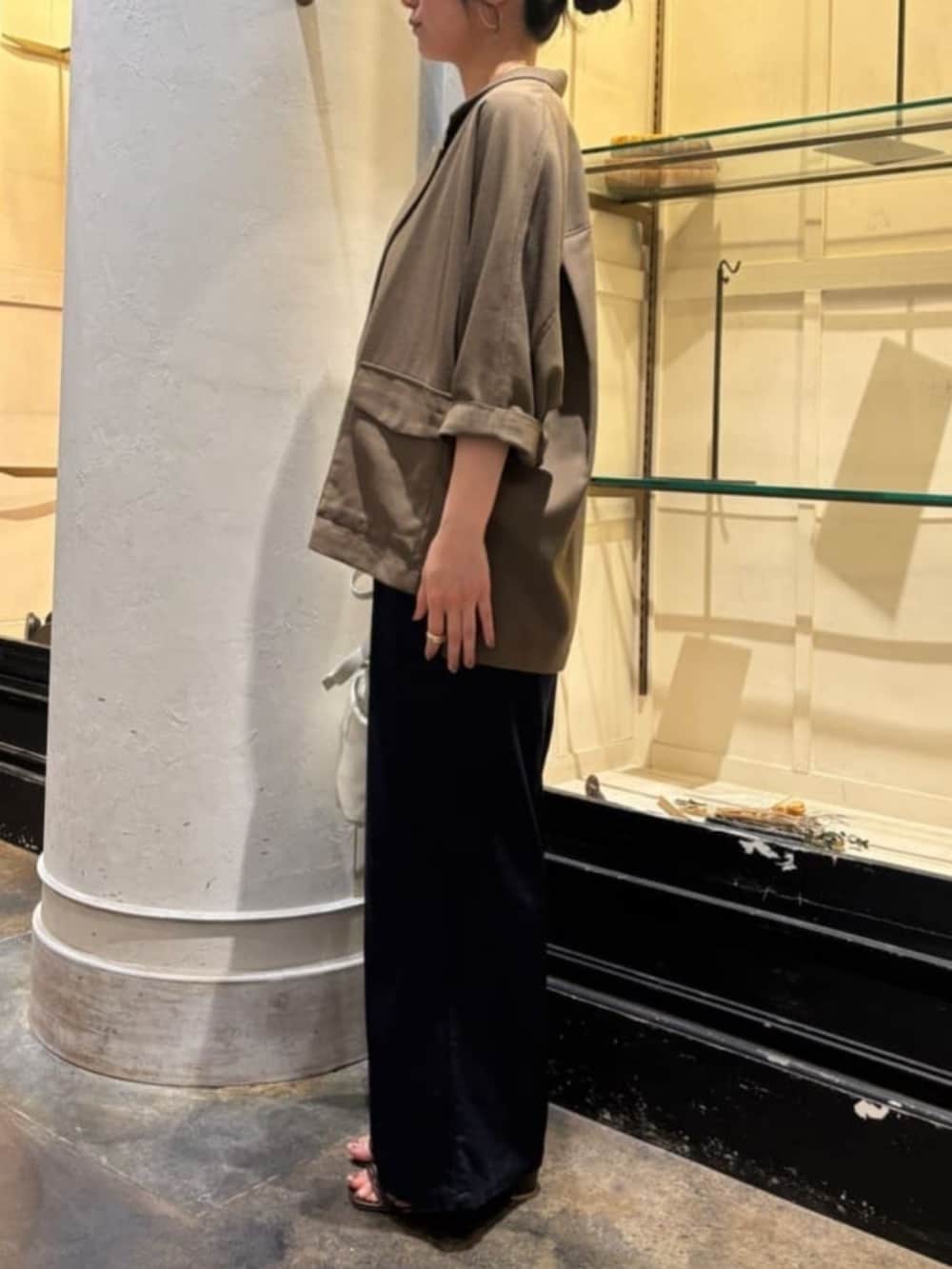 ブルー系のその他パンツ、ホワイト系のトートバッグ、ブラウン系のテーラードジャケットを着用したレディースの春コーディネートの3枚目の写真