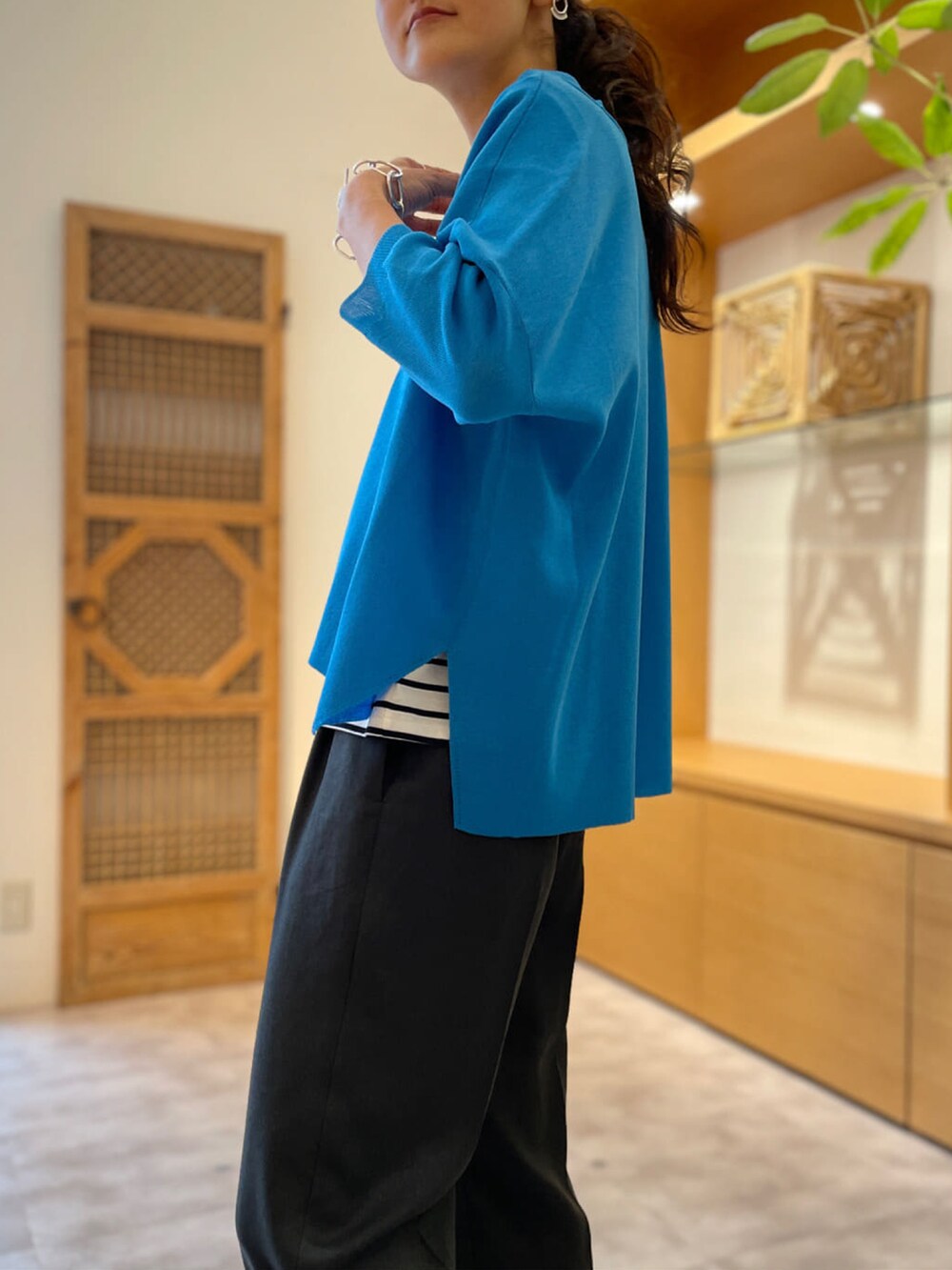 ブラック系のカーディガン/ボレロ、ホワイト系のTシャツ/カットソー、グレー系のその他パンツを着用したレディースの春コーディネートの2枚目の写真