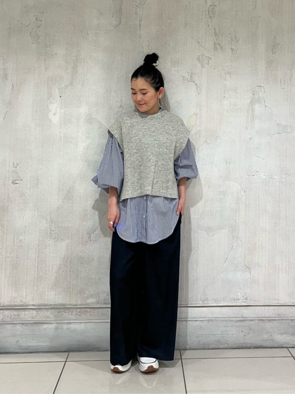 ホワイト系のスニーカー、ブルー系のその他パンツ、シルバー系のトートバッグを着用したレディースの冬コーディネートの5枚目の写真