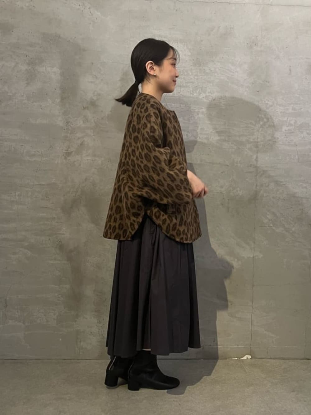 ブラウン系のその他アウター、グレー系のワンピースを着用したレディースの冬コーディネートの5枚目の写真