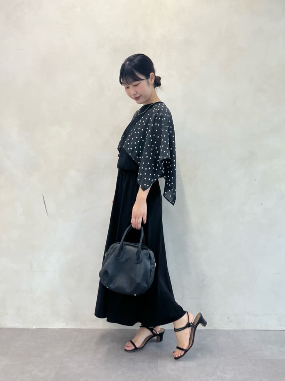 ブラック系のスカート、ブラック系のTシャツ/カットソーを着用したレディースの夏コーディネートの4枚目の写真