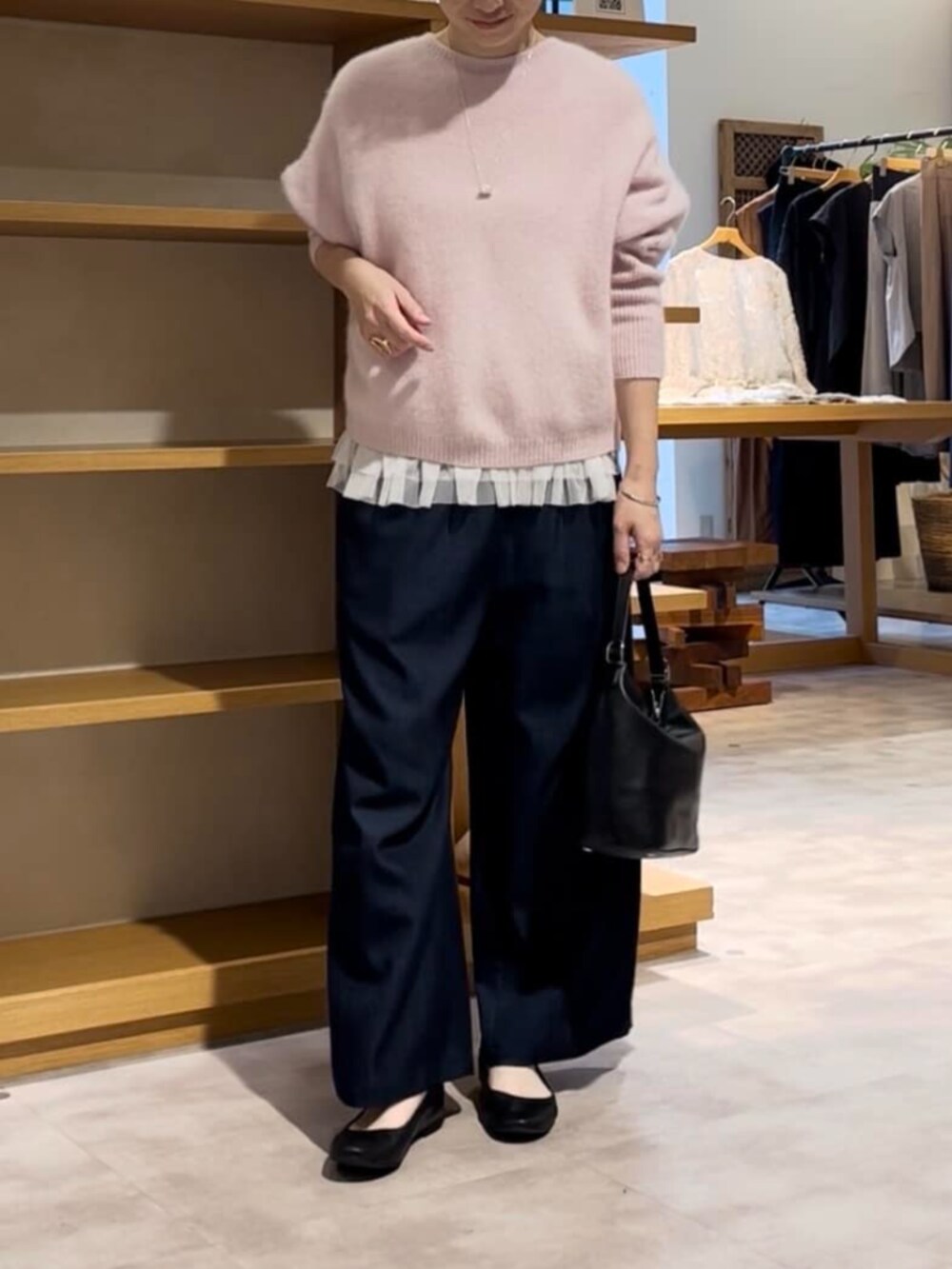 ブルー系のその他パンツ、ピンク系のニット/セーターを着用したレディースの夏コーディネートの2枚目の写真