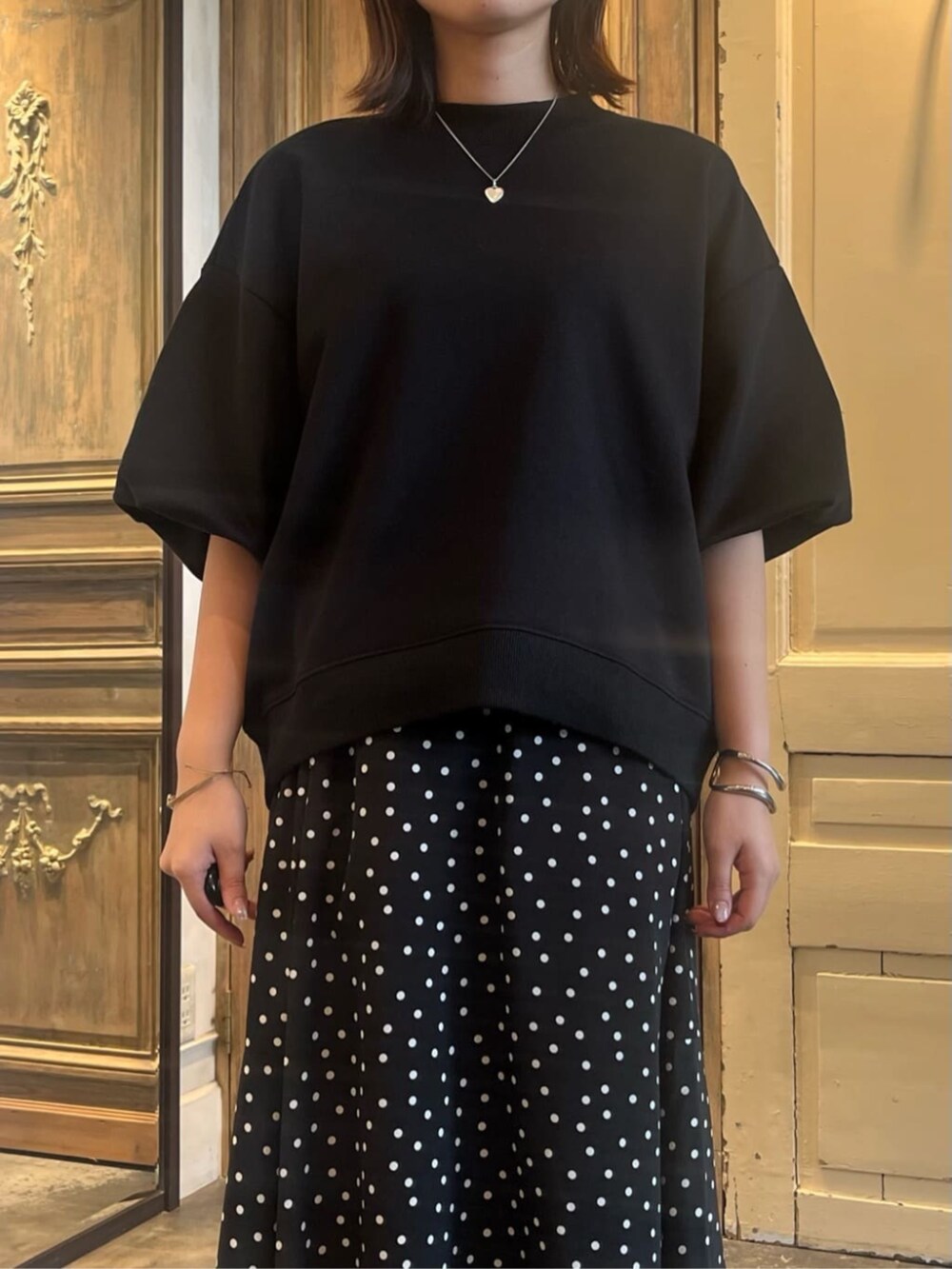 ブラック系のTシャツ/カットソー、ブラック系のスカートを着用したレディースの冬コーディネートの5枚目の写真