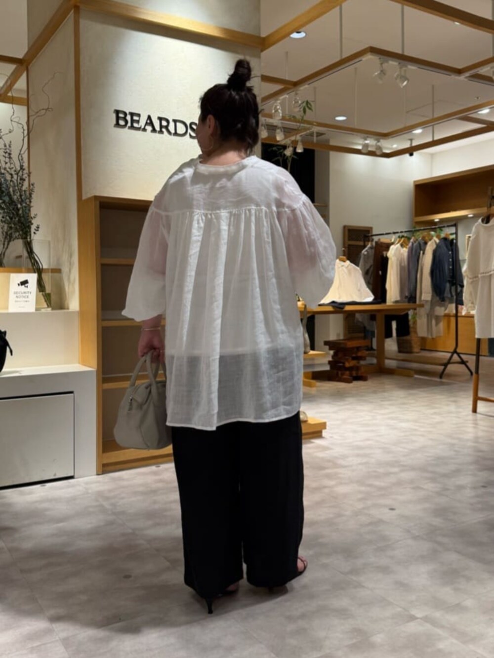 ホワイト系のシャツ/ブラウス、ブラック系のその他パンツ、ホワイト系のシャツ/ブラウスを着用したレディースの春コーディネートの7枚目の写真