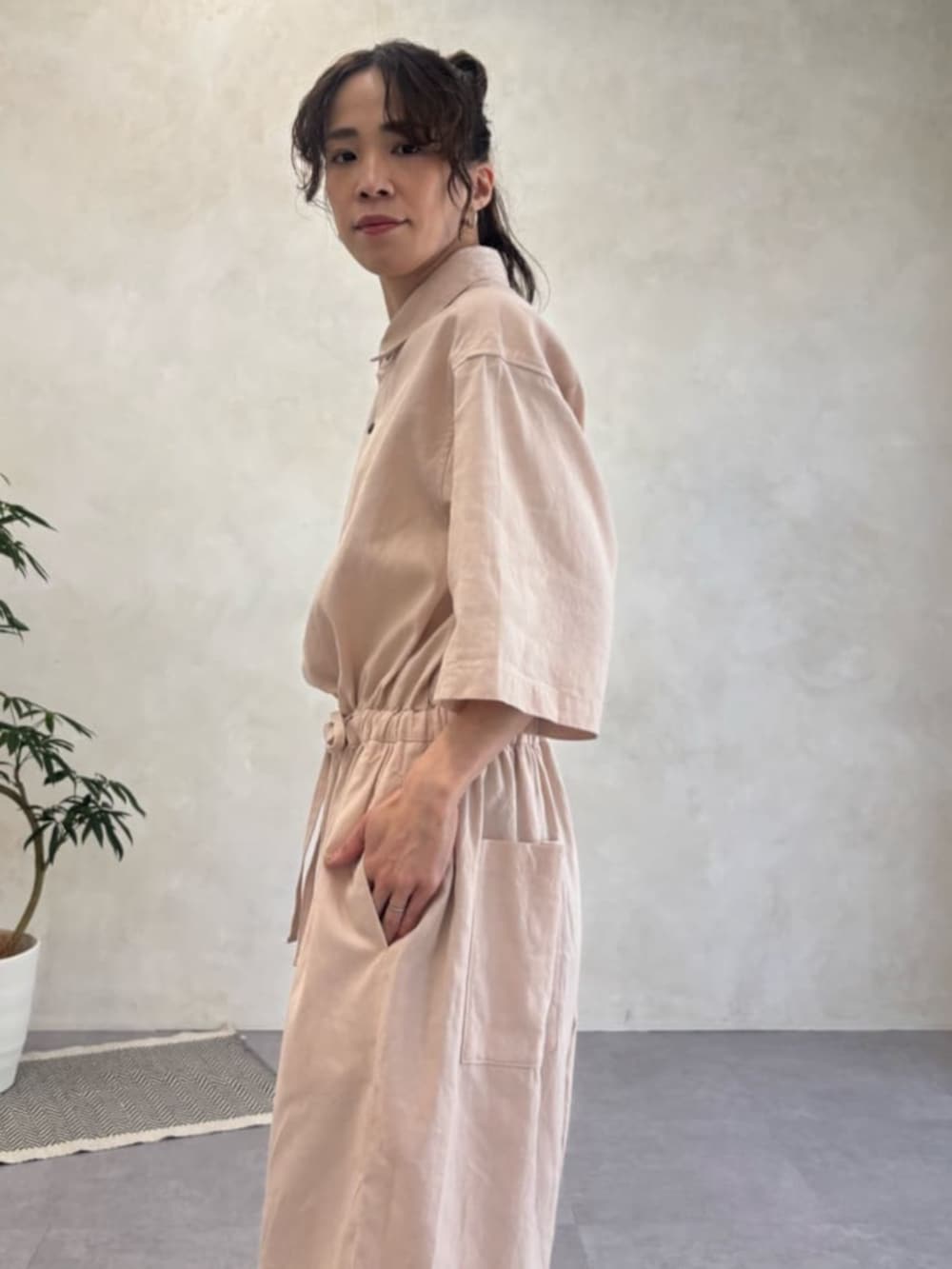 ブラック系のショルダーバッグ、ピンク系のサロペット/オーバーオールを着用したレディースの春コーディネートの7枚目の写真