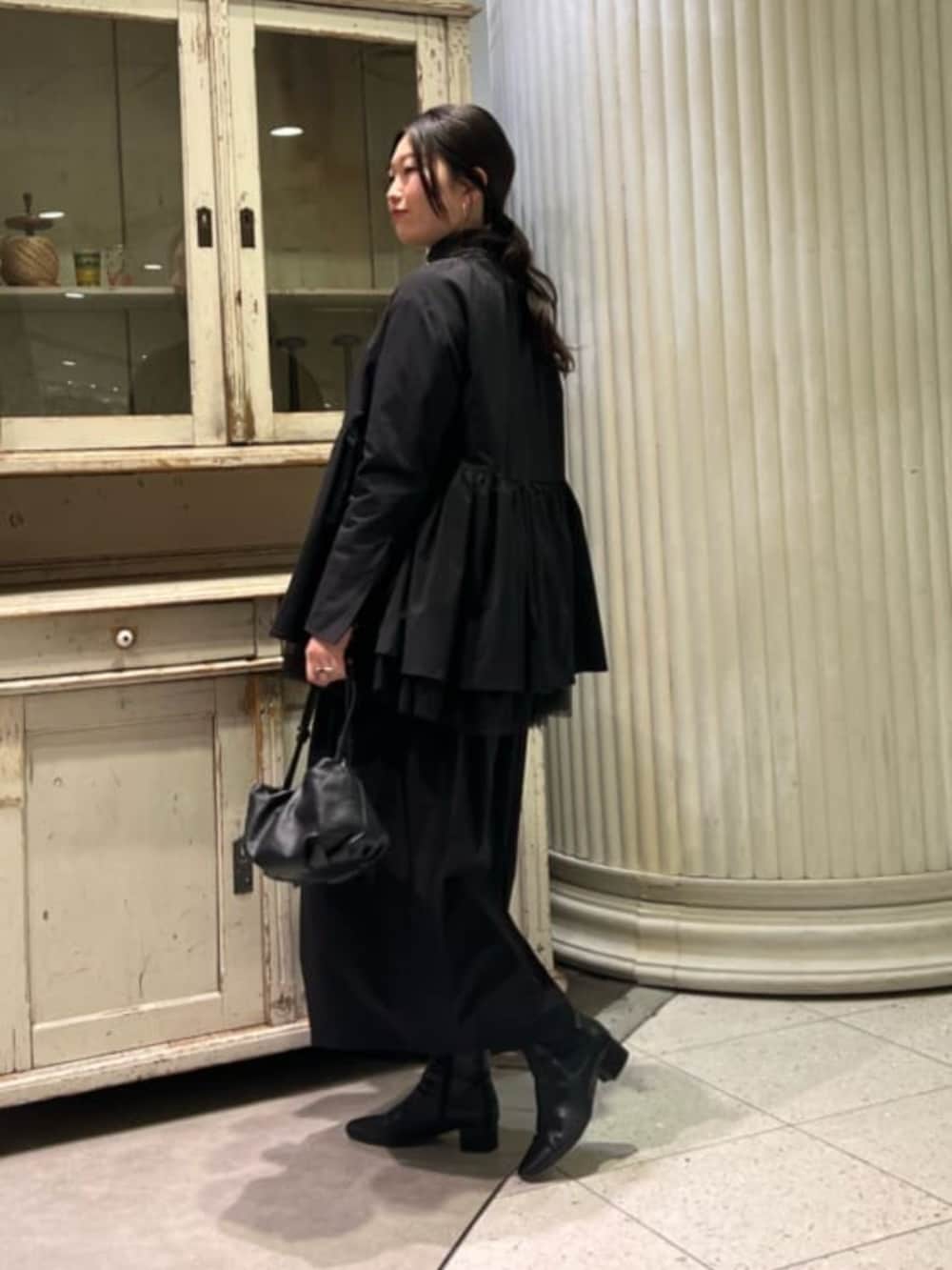 ブラック系のブルゾン、ブラック系のスカートを着用したレディースの冬コーディネートの5枚目の写真