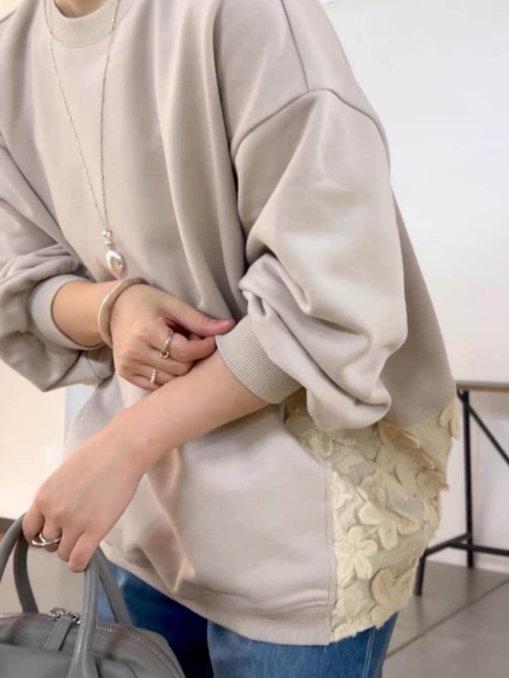 ホワイト系のTシャツ/カットソーを着用したレディースの秋コーディネートの8枚目の写真