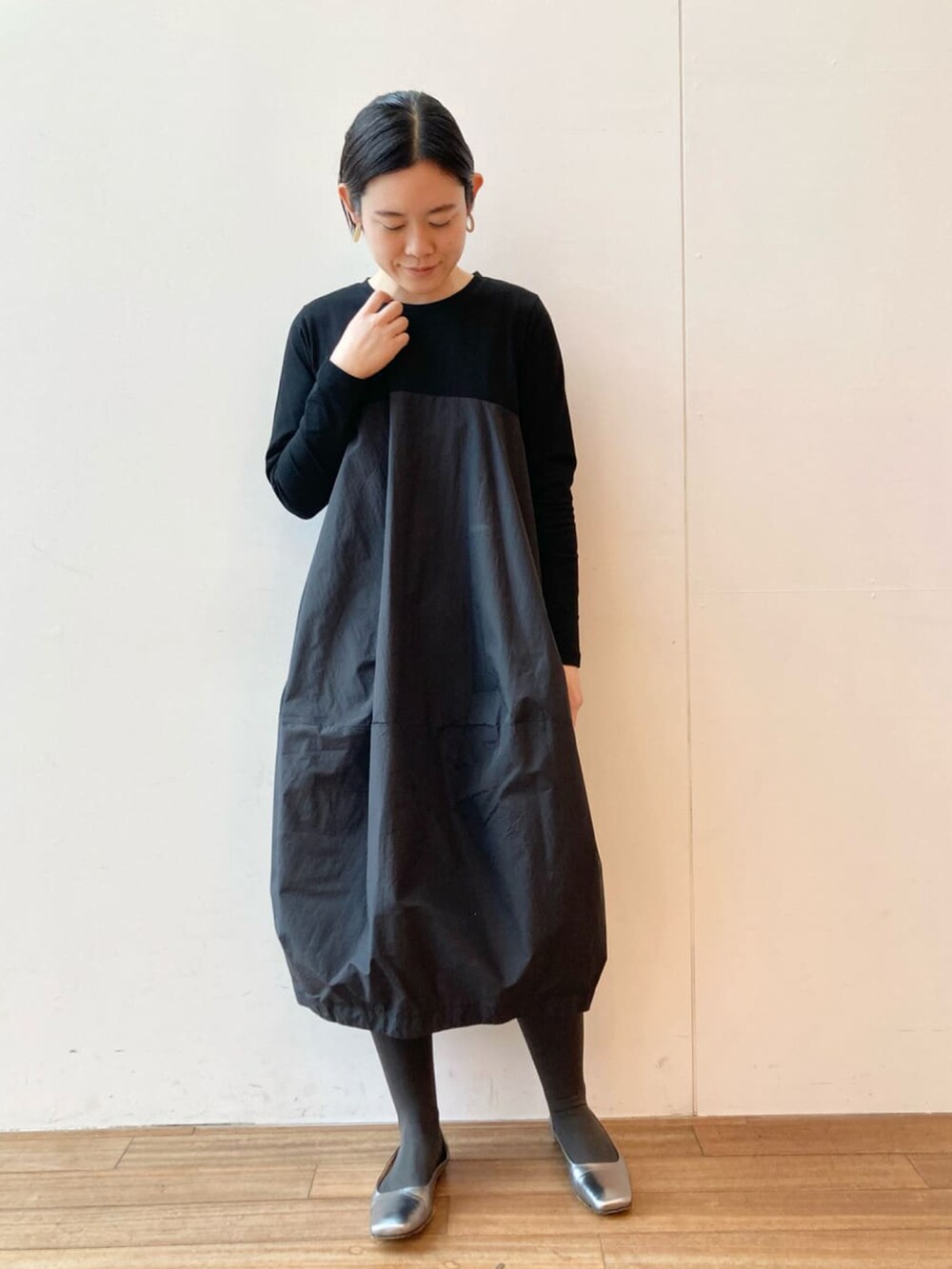 ブラック系のワンピース、ホワイト系のノーカラージャケット、シルバー系のその他シューズを着用したレディースの春コーディネートの3枚目の写真