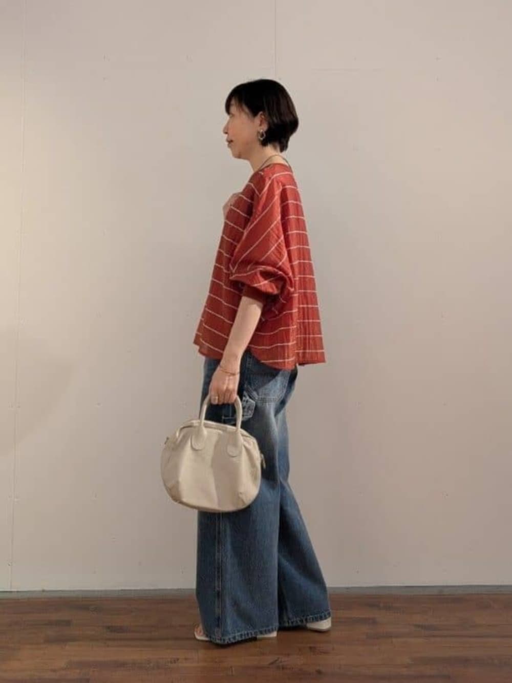 ブルー系のその他パンツ、レッド系のシャツ/ブラウスを着用したレディースの春コーディネートの2枚目の写真