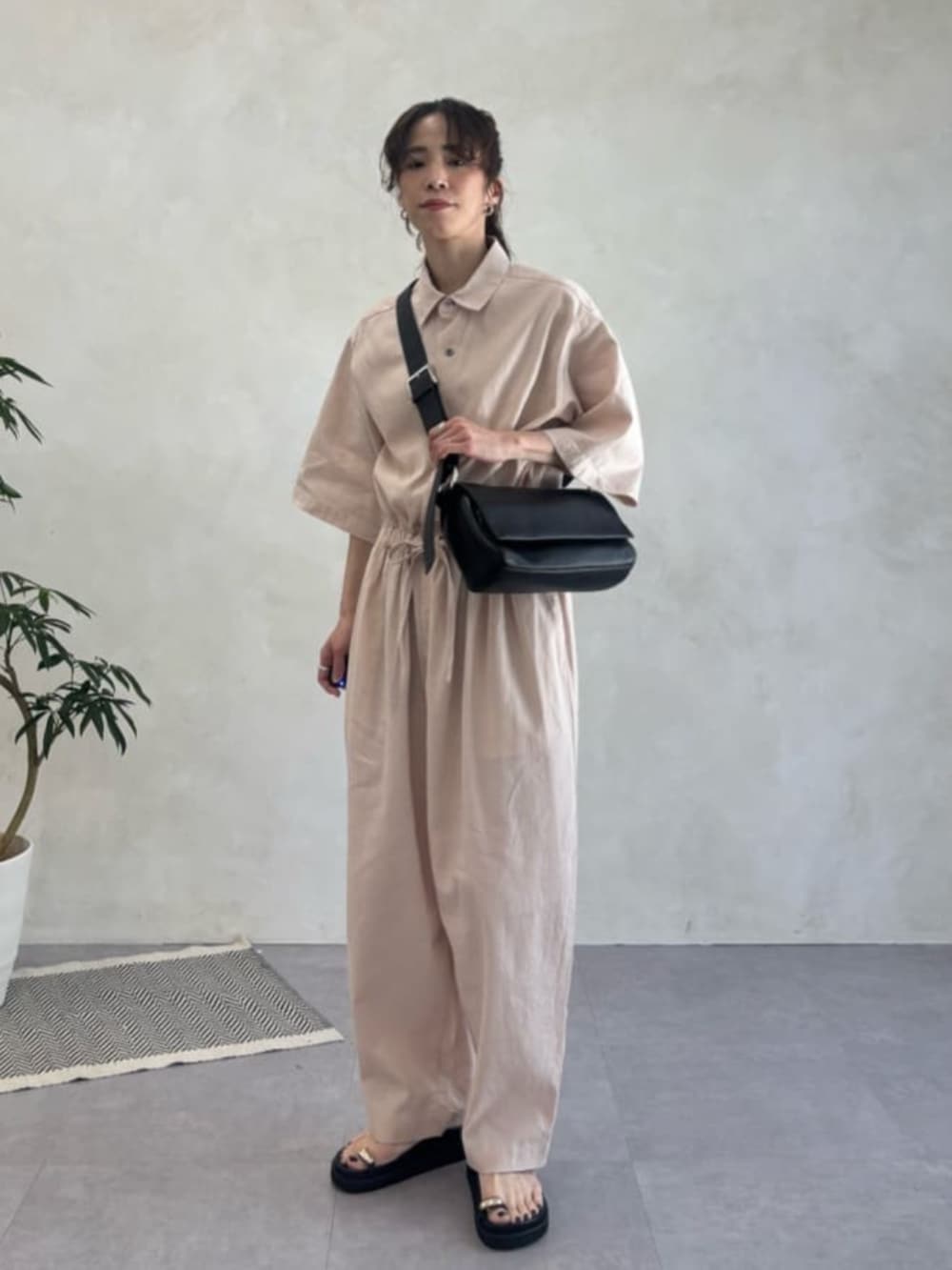 ブラック系のショルダーバッグ、ピンク系のサロペット/オーバーオールを着用したレディースの春コーディネートの4枚目の写真