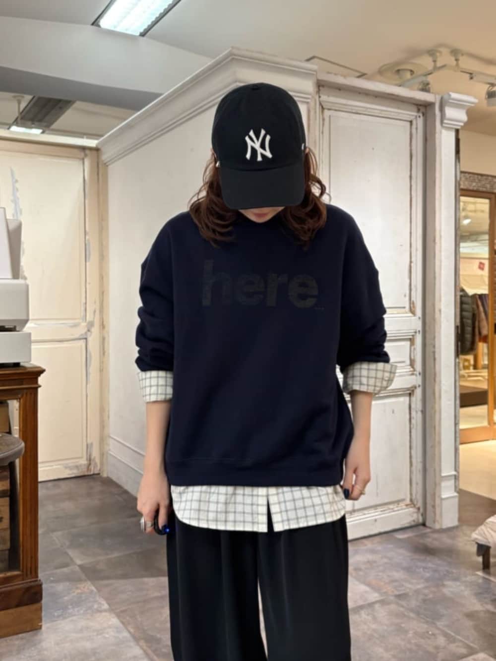 ホワイト系のシャツ/ブラウス、ブラック系のその他パンツ、ブルー系のTシャツ/カットソーを着用したレディースの冬コーディネートの6枚目の写真