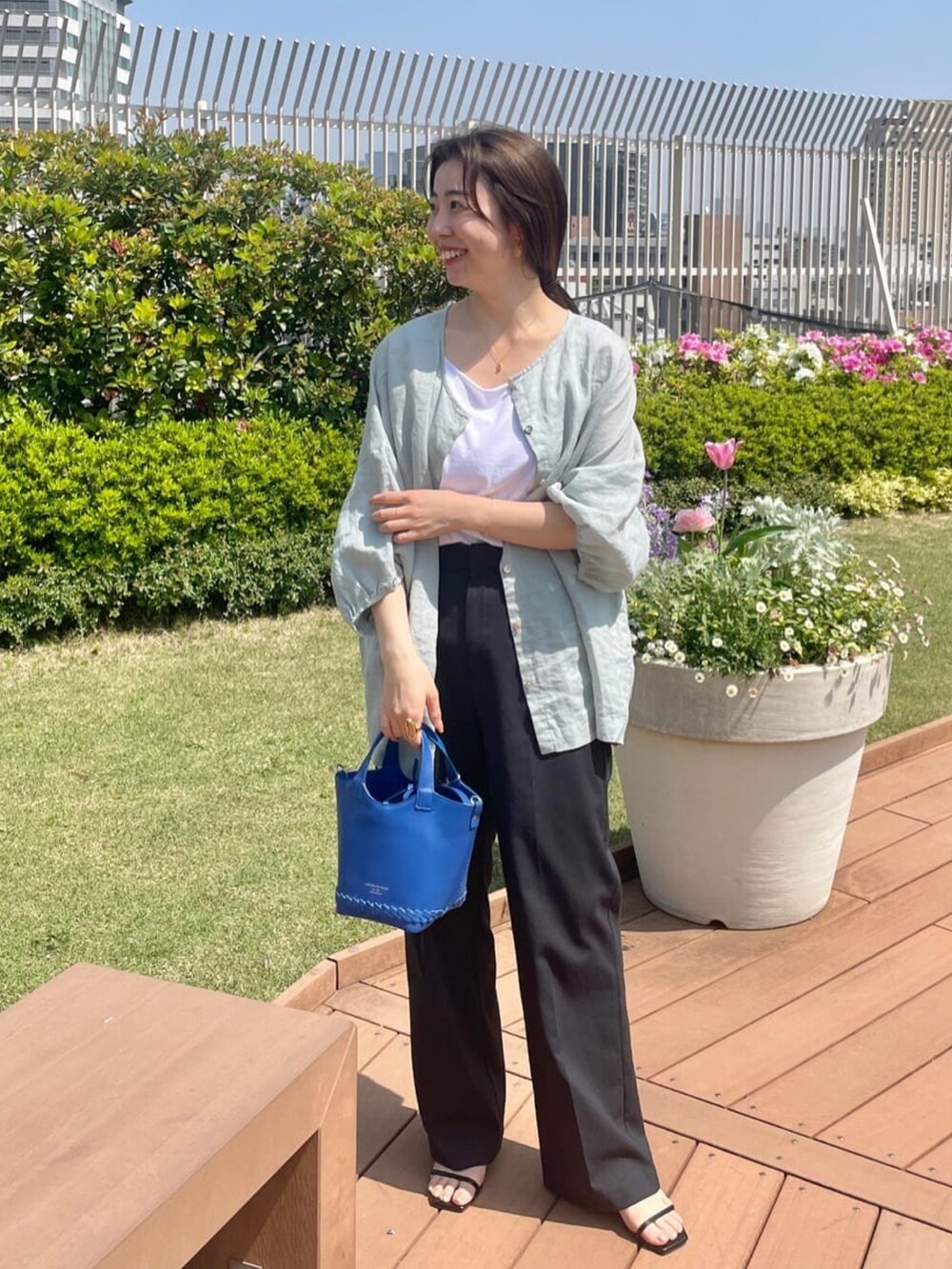 グリーン系のシャツ/ブラウス、ブラック系のその他パンツを着用したレディースの春コーディネートの3枚目の写真