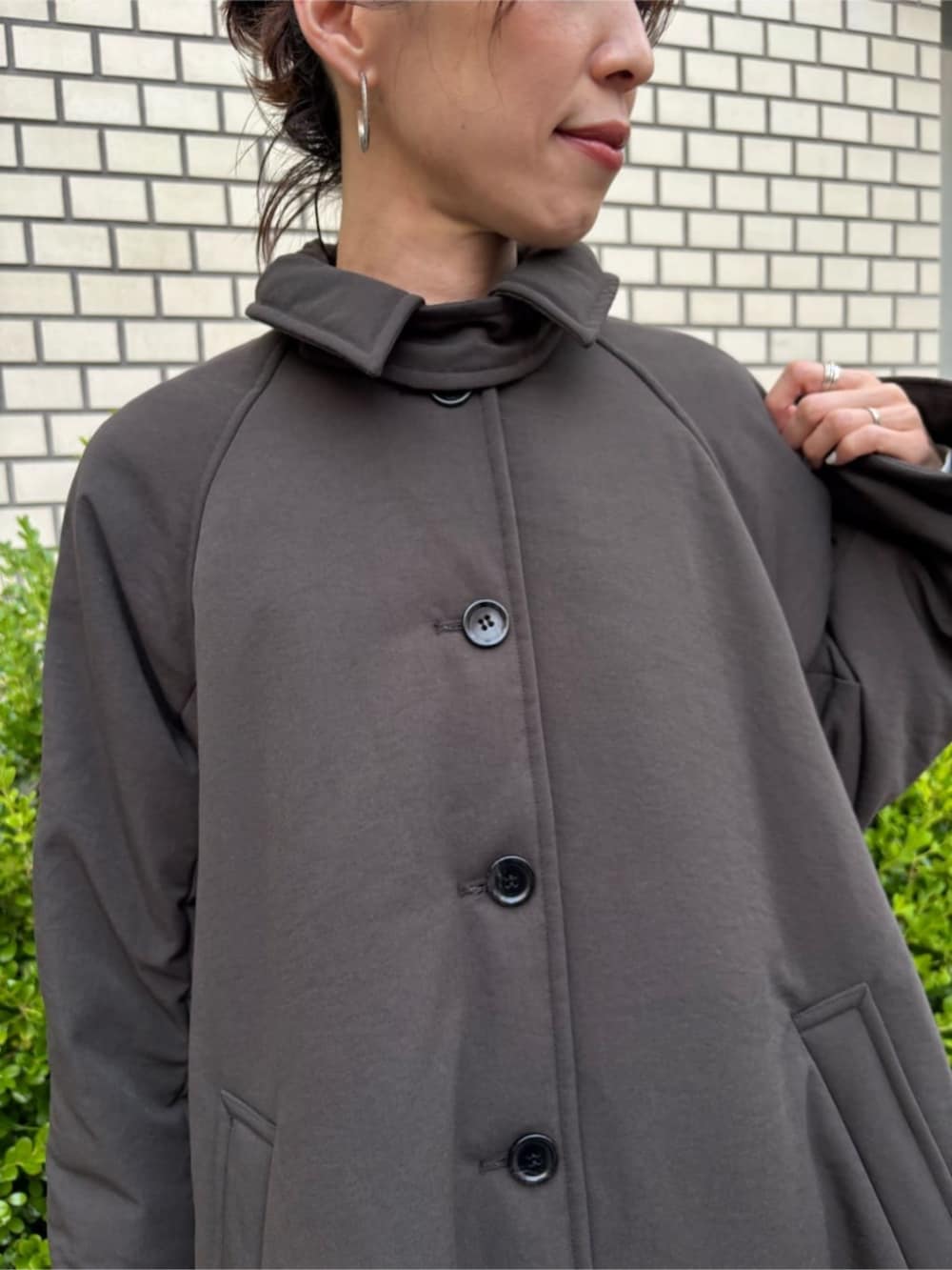 ブラック系のトートバッグ、グレー系のその他アウターを着用したレディースの夏コーディネートの5枚目の写真