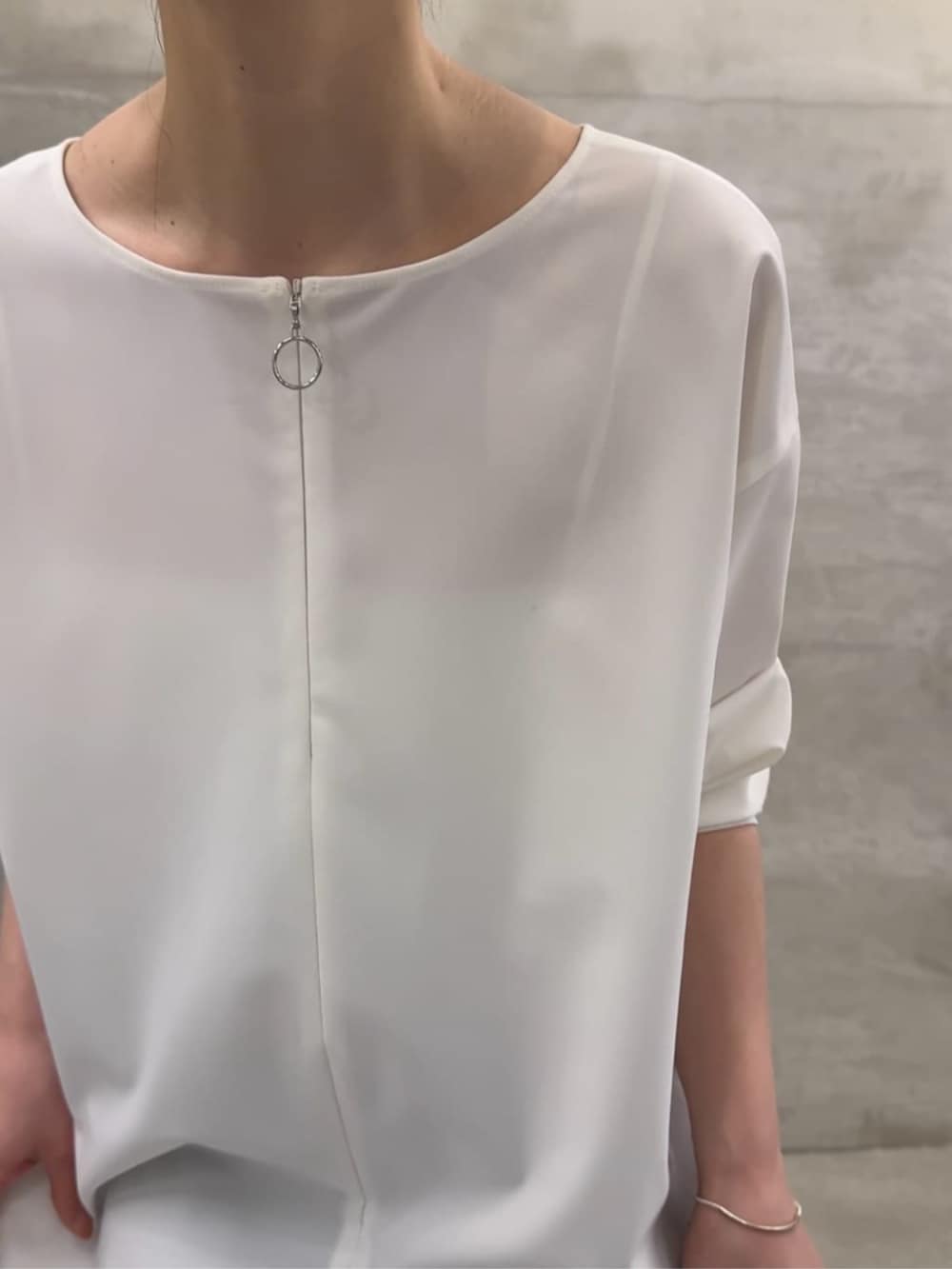 グレー系のハンドバッグ、ブラック系のその他パンツ、ホワイト系のシャツ/ブラウスを着用したレディースの冬コーディネートの5枚目の写真