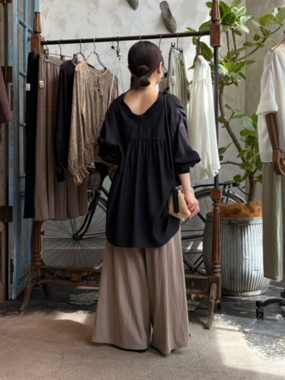 ベージュ系のその他パンツ、ブラック系のシャツ/ブラウスを着用したレディースの春コーディネートの6枚目の写真