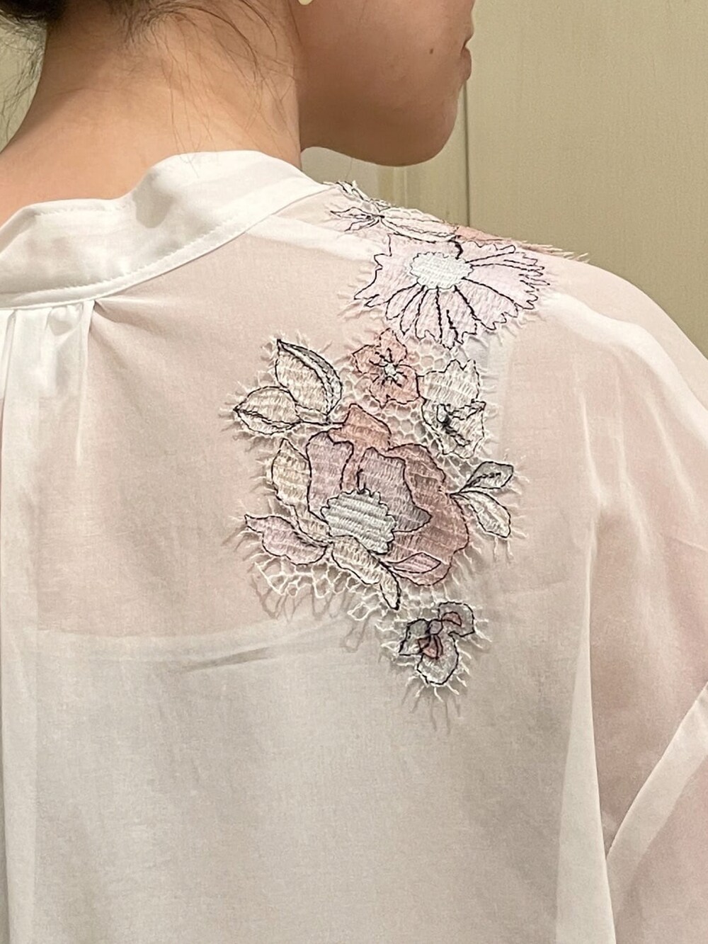 ホワイト系のシャツ/ブラウス、ブルー系のデニムパンツを着用したレディースの春コーディネートの4枚目の写真