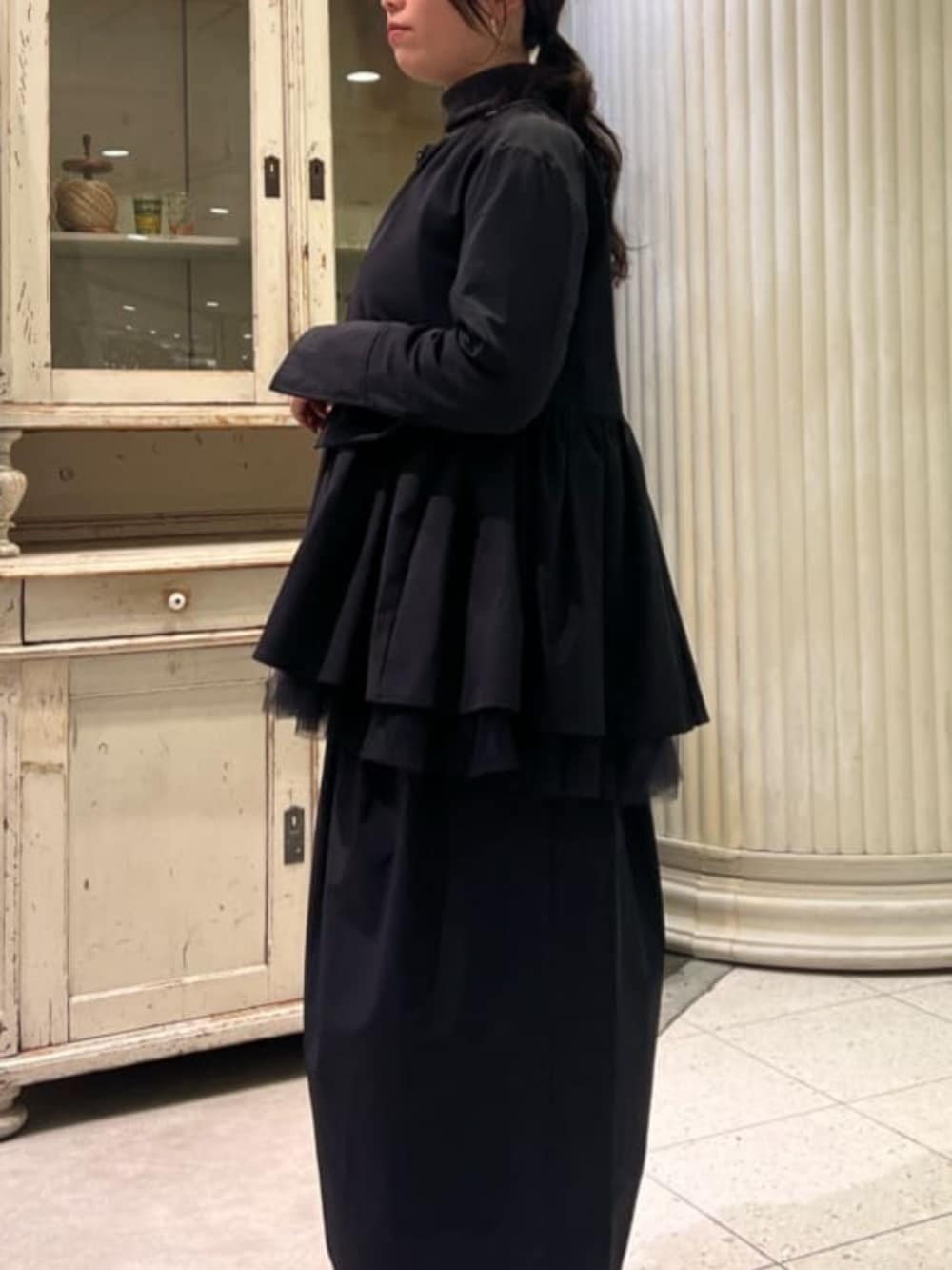 ブラック系のブルゾン、ブラック系のスカートを着用したレディースの冬コーディネートの9枚目の写真