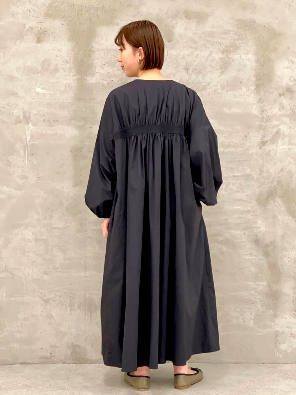 グレー系のワンピースを着用したレディースの春コーディネートの3枚目の写真