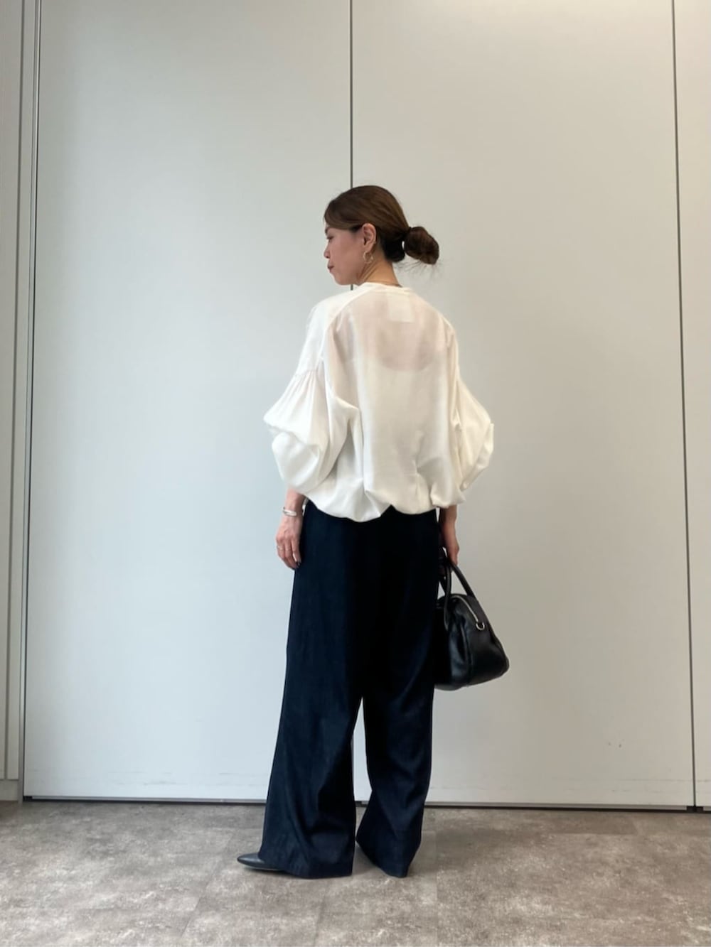ブルー系のその他パンツ、ホワイト系のシャツ/ブラウスを着用したレディースの夏コーディネートの3枚目の写真