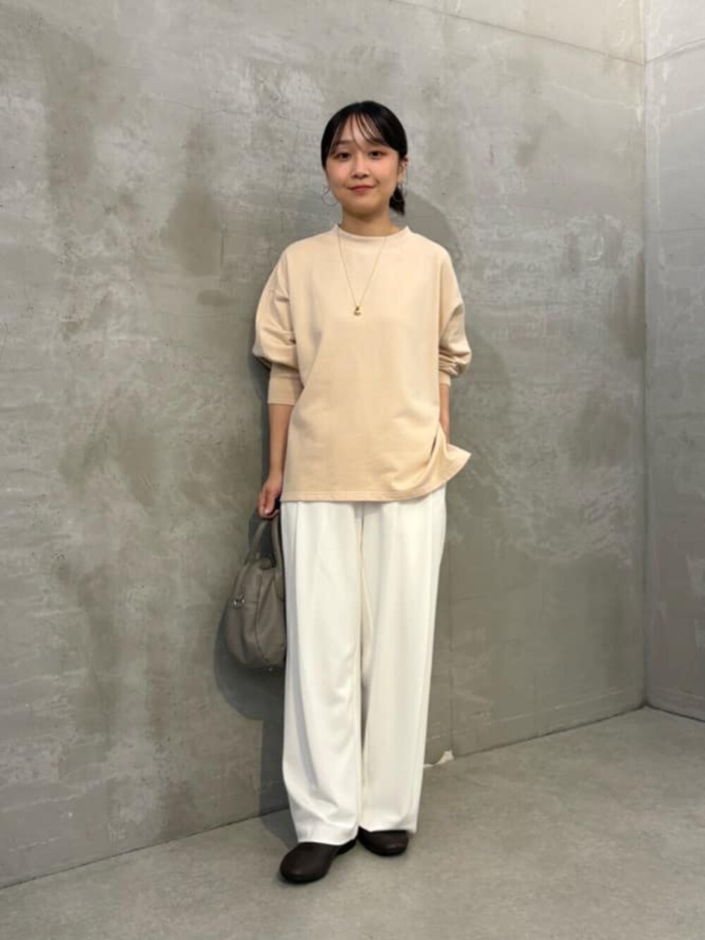 ピンク系のTシャツ/カットソー、ホワイト系のその他パンツを着用したレディースの夏コーディネートの7枚目の写真
