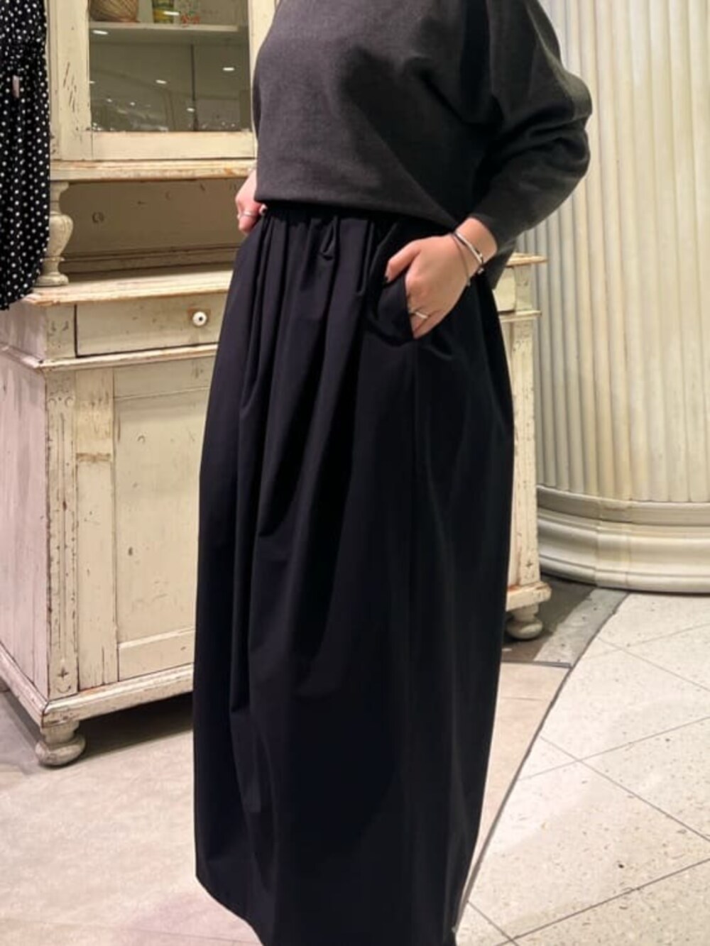 ブラック系のスカートを着用したレディースの冬コーディネートの7枚目の写真