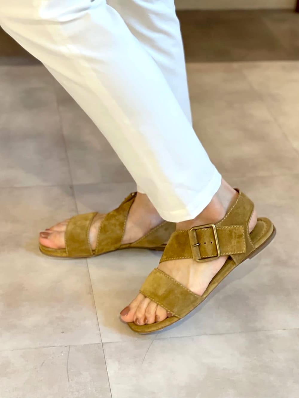 ブラック系のシャツ/ブラウス、ホワイト系のその他パンツ、ホワイト系のトートバッグを着用したレディースの春コーディネートの4枚目の写真