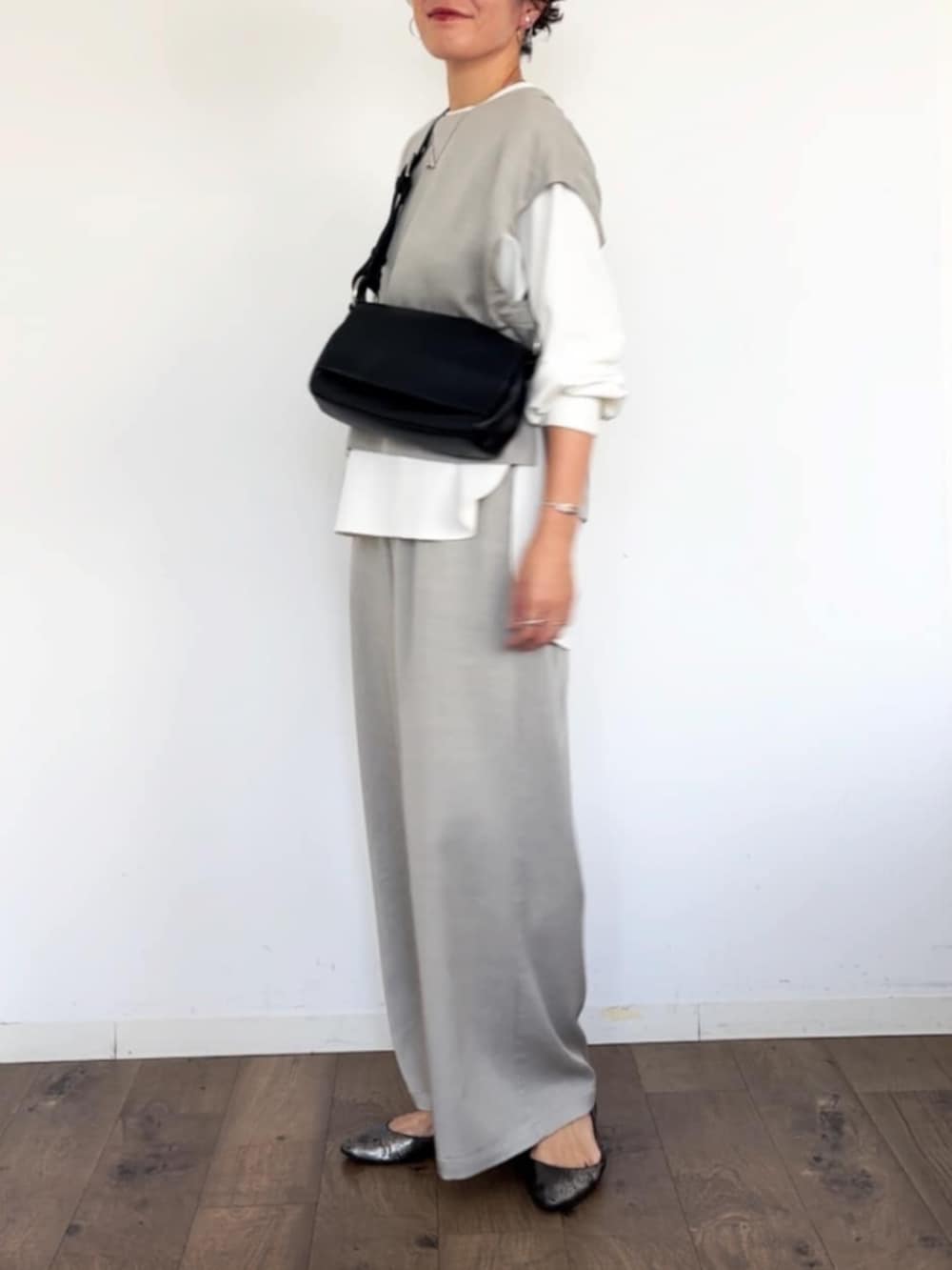 グレー系のシャツ/ブラウス、ホワイト系のシャツ/ブラウス、ブラック系のショルダーバッグを着用したレディースの春コーディネートの2枚目の写真