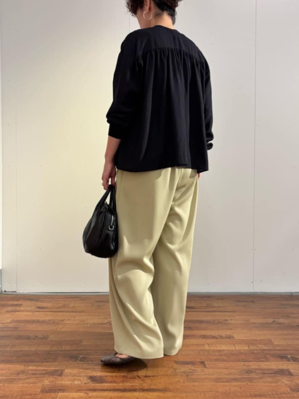 ブラック系のシャツ/ブラウス、ブラック系のキャミソール、ベージュ系のその他パンツを着用したレディースの春コーディネートの4枚目の写真