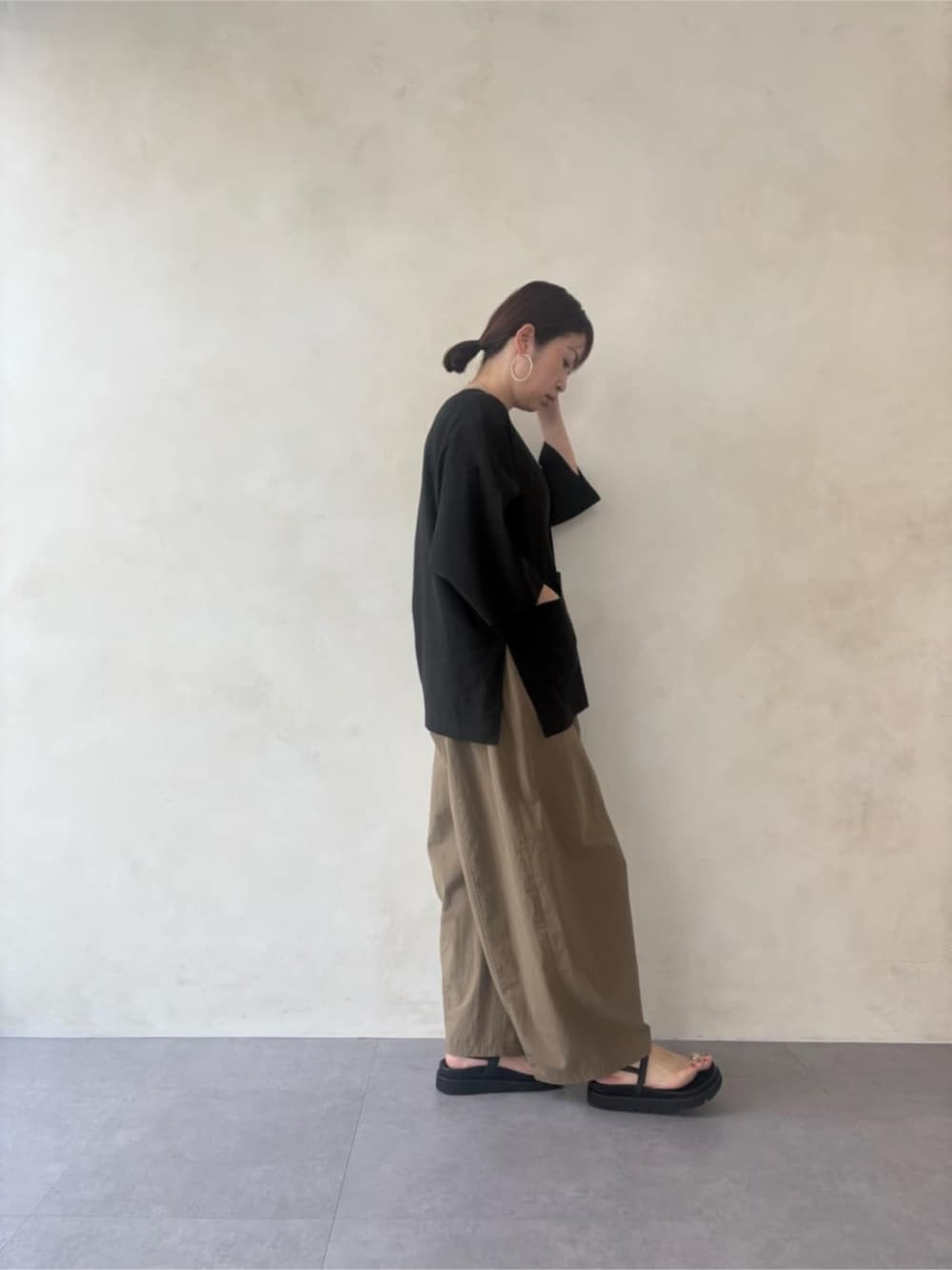 ブラック系のサンダル、イエロー系のその他パンツ、ブラウン系のキャミソールを着用したレディースの冬コーディネートの2枚目の写真