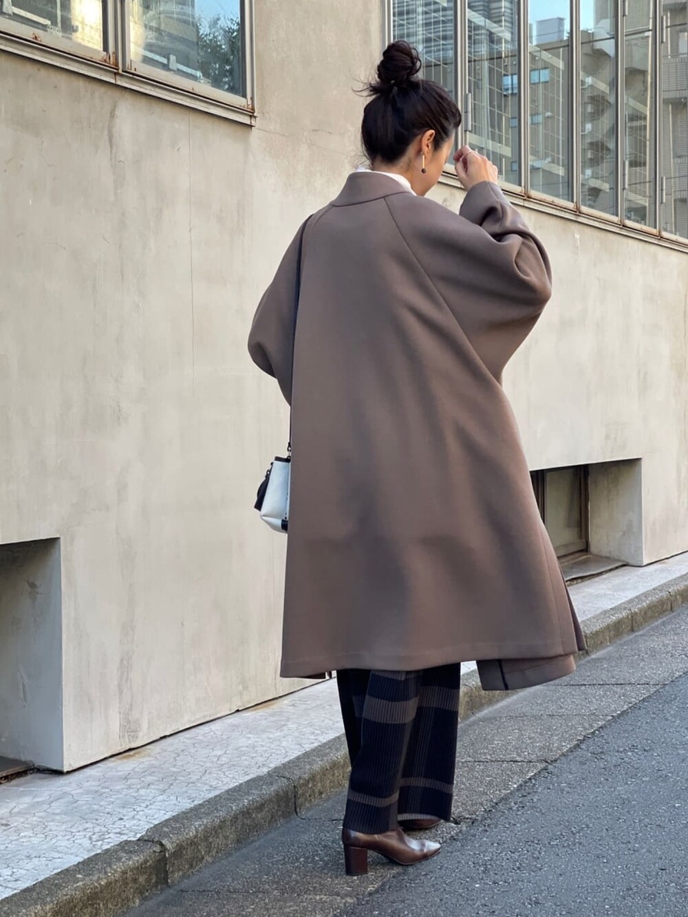 ブラウン系のその他アウター、ホワイト系のシャツ/ブラウス、ブラック系のTシャツ/カットソーを着用したレディースの秋コーディネートの2枚目の写真