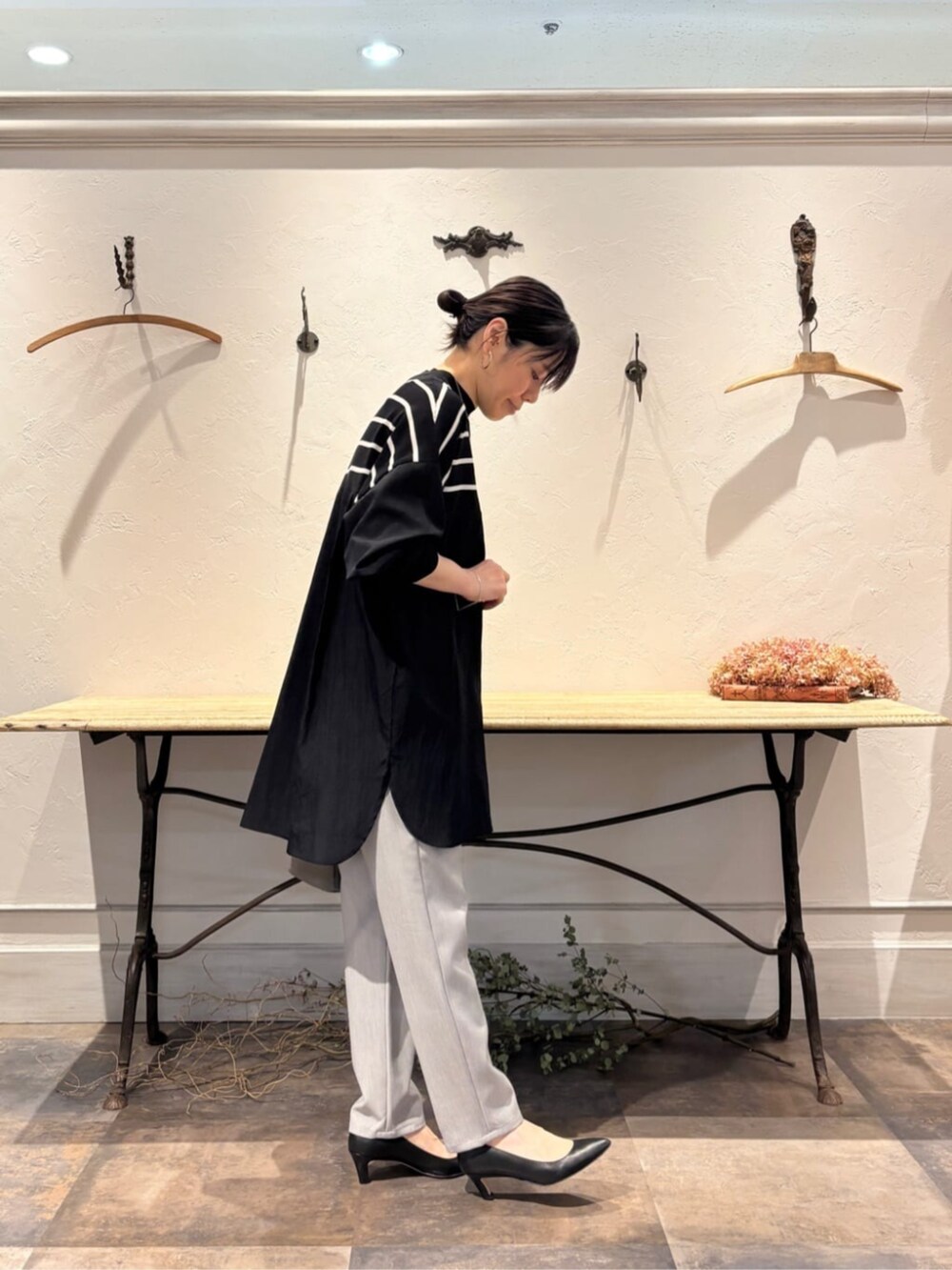 グレー系のその他パンツ、ブラック系のニット/セーター、シルバー系のネックレスを着用したレディースの冬コーディネートの4枚目の写真