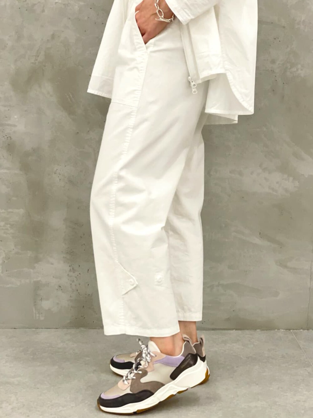 ホワイト系のシャツ/ブラウス、ホワイト系のその他パンツ、ブラック系のトートバッグを着用したレディースの冬コーディネートの4枚目の写真