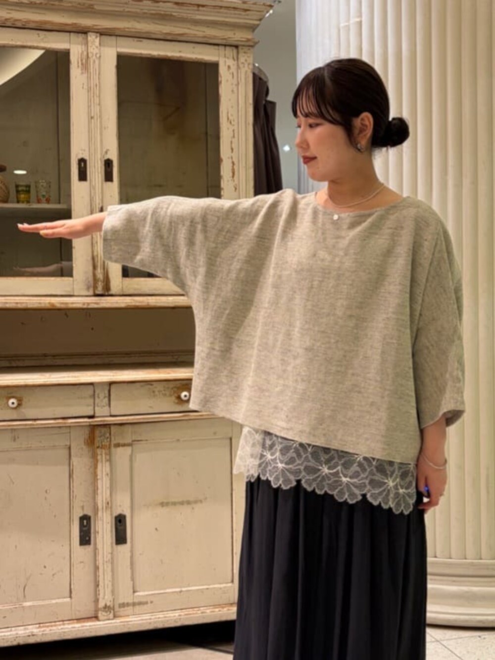 ブラック系のその他パンツ、ホワイト系のトートバッグ、グレー系のニット/セーターを着用したレディースの春コーディネートの7枚目の写真