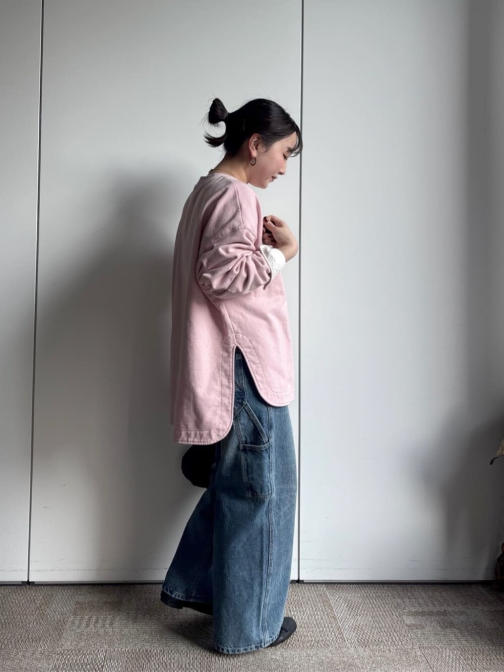 ピンク系のTシャツ/カットソーを着用したレディースの冬コーディネートの2枚目の写真