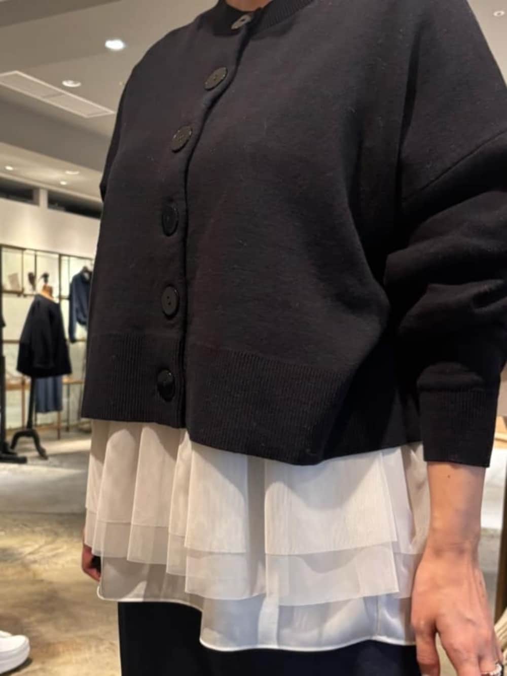 ブルー系のその他パンツ、ブラック系のカーディガン/ボレロ、ホワイト系のタンクトップを着用したレディースの冬コーディネートの3枚目の写真