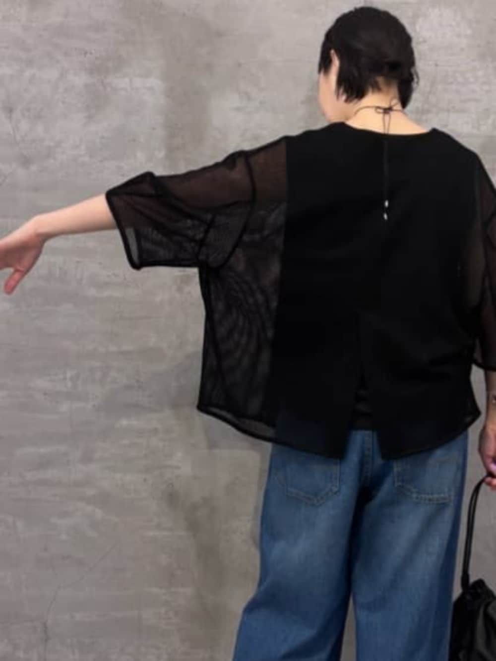 ブルー系のその他パンツ、ブラック系のシャツ/ブラウスを着用したレディースの春コーディネートの7枚目の写真