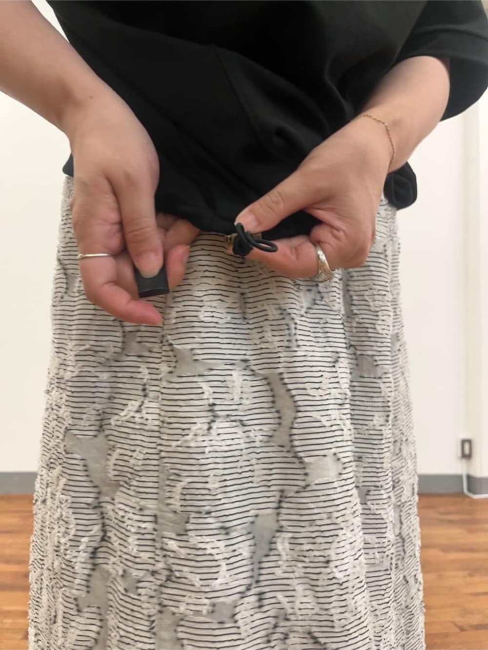 グレー系のボストンバッグ、ホワイト系のその他パンツ、ブラック系のTシャツ/カットソーを着用したレディースの夏コーディネートの6枚目の写真