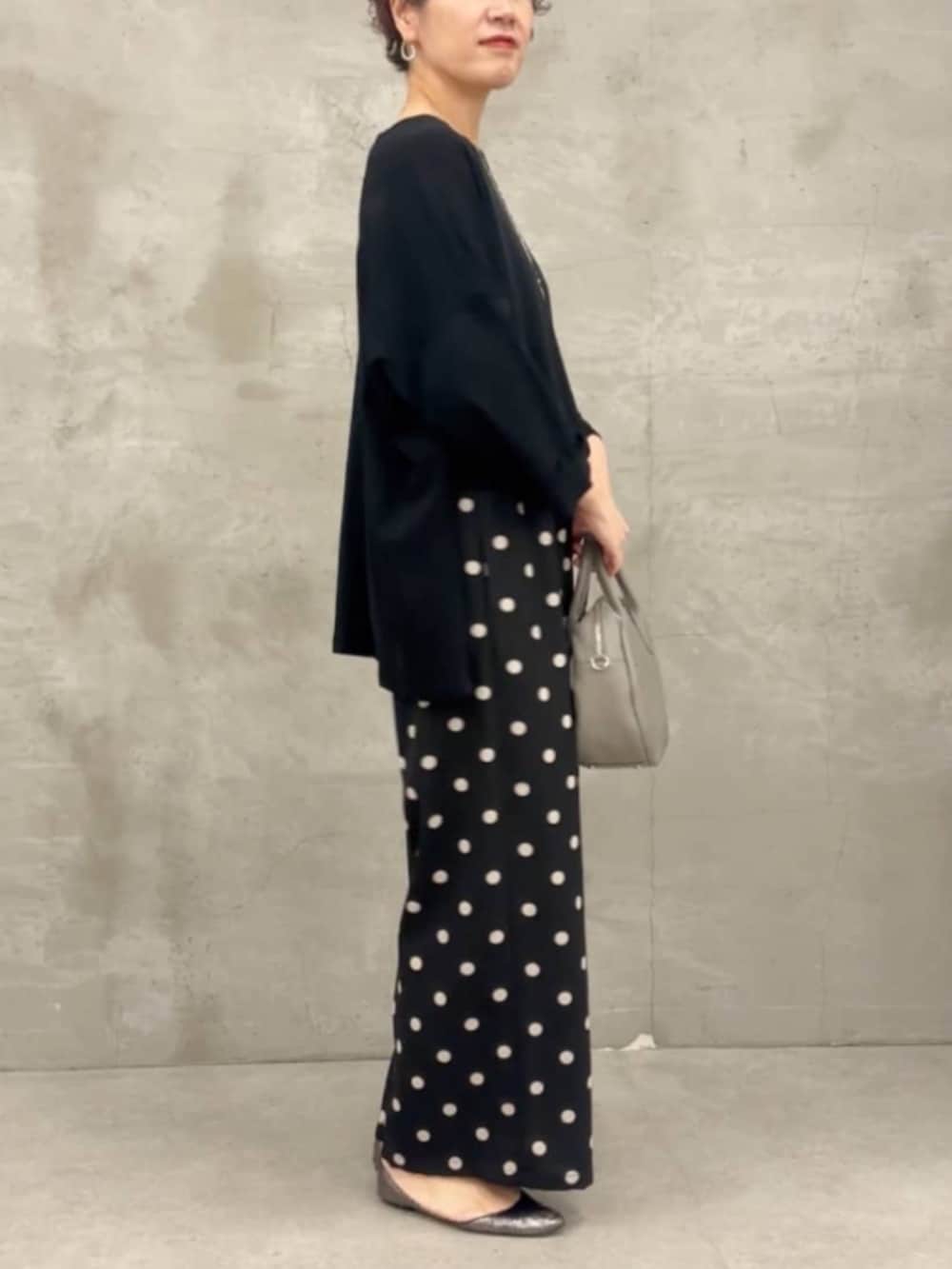 グレー系のボストンバッグ、ブラック系のTシャツ/カットソー、ブラック系のその他パンツを着用したレディースの冬コーディネートの7枚目の写真