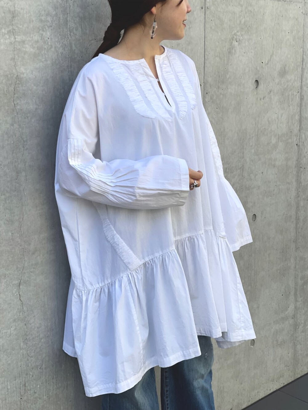 ホワイト系のシャツ/ブラウスを着用したレディースの冬コーディネートの2枚目の写真